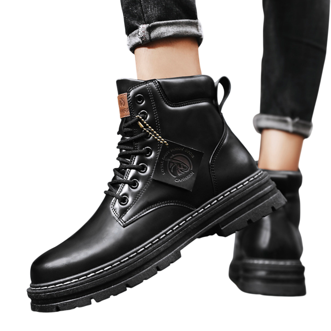 Osoba ubrana w Buty zimowe męskie sznurowane zamknięta forma gruba podeszwa marki Arkadya Outlet z brązową metką i logo na języku. Podwinięte spodnie podkreślają buty na białym tle.