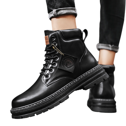 Osoba ubrana w Buty zimowe męskie sznurowane zamknięta forma gruba podeszwa marki Arkadya Outlet z brązową metką i logo na języku. Podwinięte spodnie podkreślają buty na białym tle.