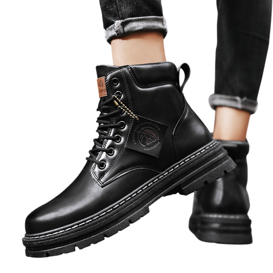 Osoba ubrana w Buty zimowe męskie sznurowane zamknięta forma gruba podeszwa marki Arkadya Outlet z brązową metką i logo na języku. Podwinięte spodnie podkreślają buty na białym tle.