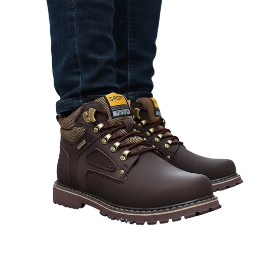 Osoba nosząca Arkadya Outlet Męskie buty zimowe wodoodporne ocieplane stoi w ciemnych dżinsach na ośnieżonej miejskiej brukowanej ulicy, z budynkami po obu stronach w tle.