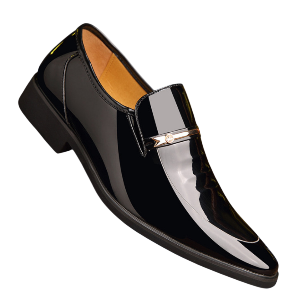 Arkadya Outlet Mokasyny Wizytowe Męskie Wsuwany Szpiczasty Nosek to błyszczący czarny wsuwany loafers ze spiczastym noskiem, niskim obcasem, opaloną wewnętrzną wyściółką i metalicznym paskiem z przodu cholewki.