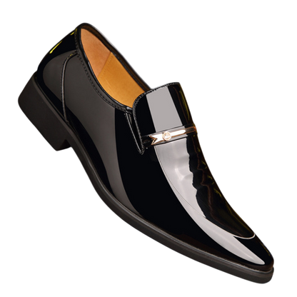 Arkadya Outlet Mokasyny Wizytowe Męskie Wsuwany Szpiczasty Nosek to błyszczący czarny wsuwany loafers ze spiczastym noskiem, niskim obcasem, opaloną wewnętrzną wyściółką i metalicznym paskiem z przodu cholewki.