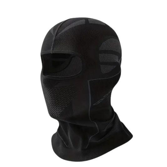 Arkadya Outlet Nakrycie głowy męskie kominiarka na zimowe warunki to czarna kominiarka z jednym dużym otworem na oczy i siateczkowymi detalami na ustach, idealna jako zimowe nakrycie głowy dla mężczyzn. Prezentowana na białym tle.