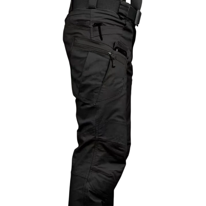 Spodnie cargo męskie krój slim z wieloma kieszeniami użytkowymi, pokazane z boku na ciemnoszarym tle. Te praktyczne spodnie robocze są idealne do noszenia na co dzień.