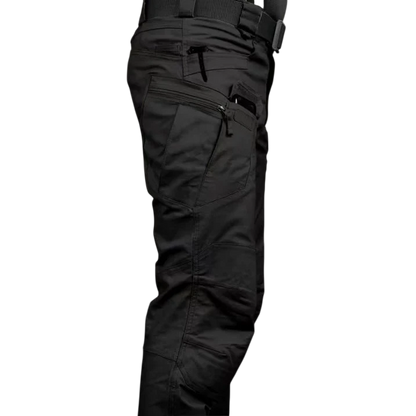 Spodnie cargo męskie krój slim z wieloma kieszeniami użytkowymi, pokazane z boku na ciemnoszarym tle. Te praktyczne spodnie robocze są idealne do noszenia na co dzień.