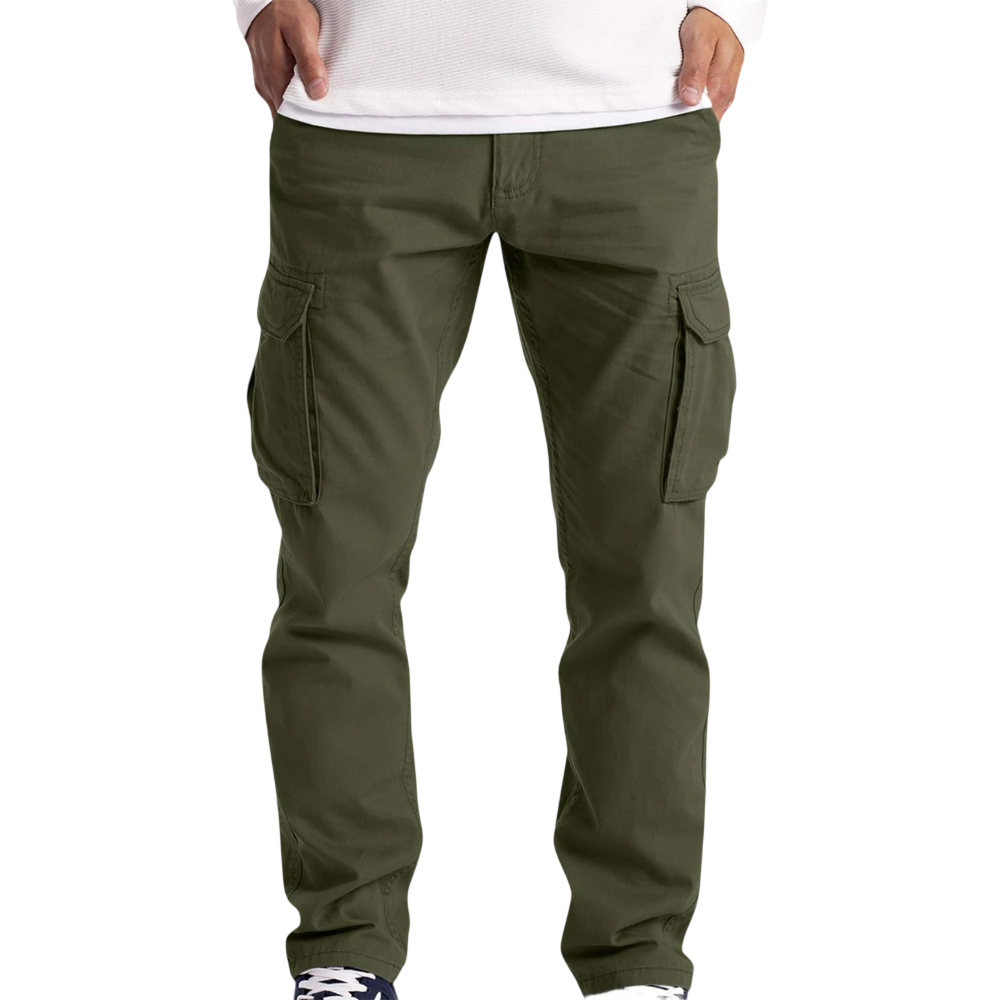 Mężczyzna ubrany w Spodnie cargo męskie luźny krój z kieszeniami na dzień codzienny marki Arkadya Outlet w kolorze oliwkowo-zielonym, białą koszulę z długim rękawem i granatowe sneakersy, stojący na jednolitym białym tle.