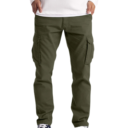 Mężczyzna ubrany w Spodnie cargo męskie luźny krój z kieszeniami na dzień codzienny marki Arkadya Outlet w kolorze oliwkowo-zielonym, białą koszulę z długim rękawem i granatowe sneakersy, stojący na jednolitym białym tle.