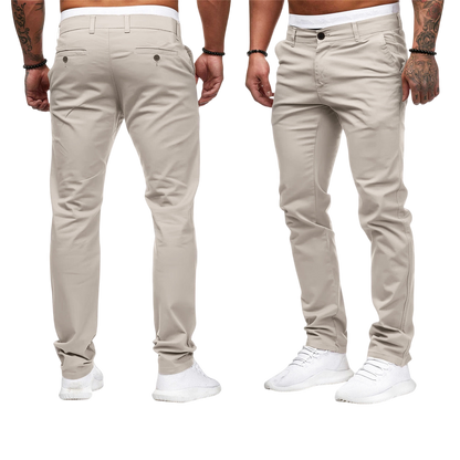 Dwóch mężczyzn modeluje spodnie Arkadya Outlet Męskie o wąskim kroju i prostej nogawce, stylizowane na białe trampki. Pokazani od tyłu i od przodu na szarym tle, obaj mają tatuaże i noszą czarne bransoletki z koralików.