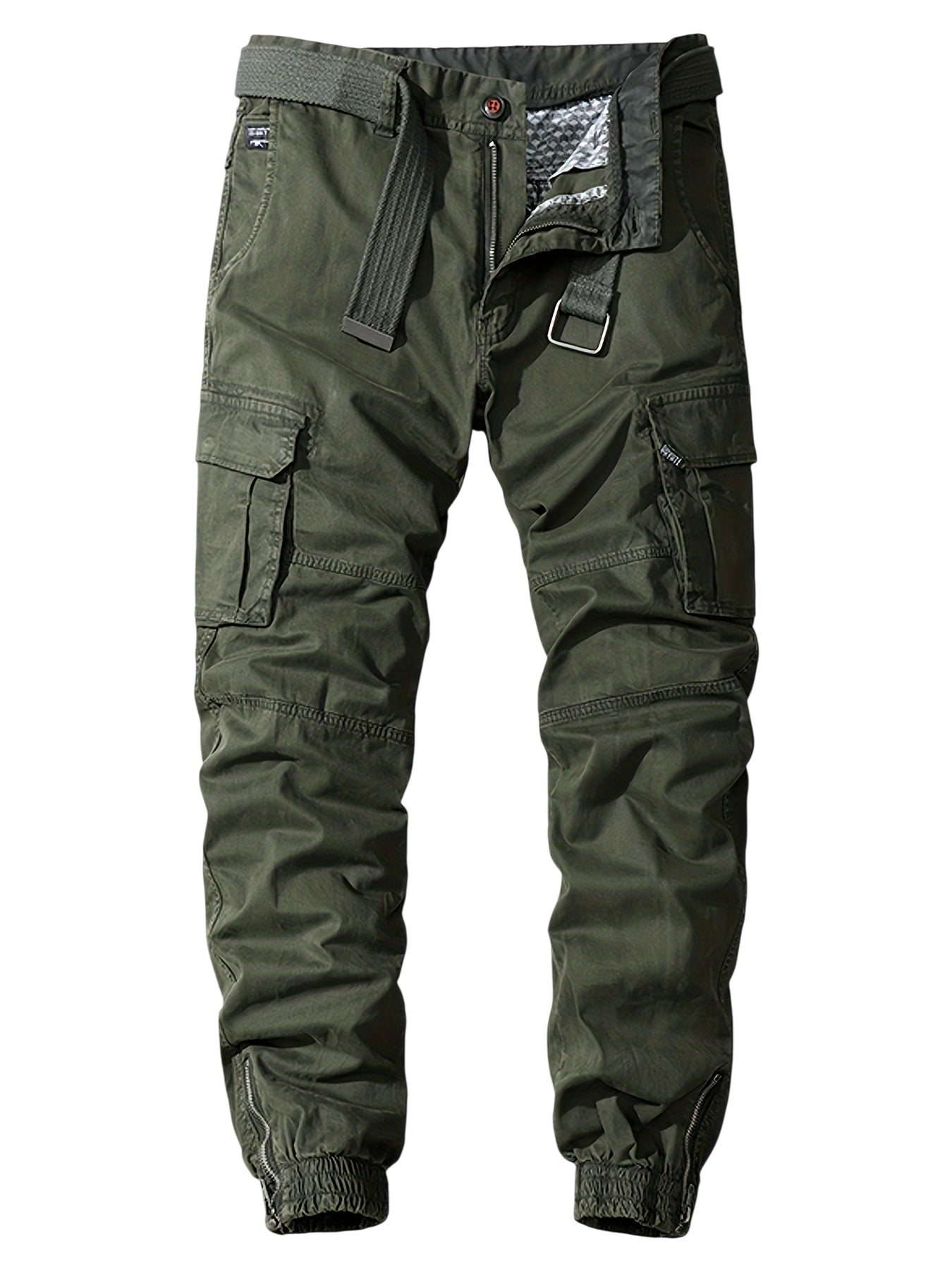 Oliwkowe joggery Arkadya Outlet Męskie Spodnie mają kieszenie cargo, czarny pasek, rozporek zapinany na zatrzask, elastyczne mankiety przy kostkach i częściowo widoczną pikowaną podszewkę w pasie.