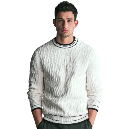 Młody mężczyzna o krótkich ciemnych włosach nosi męski dekolt Arkadya Outlet Sweter okrągły kontrastowa lamówka i stoi na prostym jasnym tle, patrząc bezpośrednio w kamerę z neutralnym wyrazem twarzy.