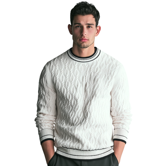 Młody mężczyzna o krótkich ciemnych włosach nosi męski dekolt Arkadya Outlet Sweter okrągły kontrastowa lamówka i stoi na prostym jasnym tle, patrząc bezpośrednio w kamerę z neutralnym wyrazem twarzy.