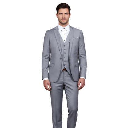 Mężczyzna stoi twarzą do przodu, ubrany w jasnoszary garnitur Arkadya Outlet trzyczęściowy męski dwurzędowe zapięcie kieszeni z białą koszulą i bez krawata na białym tle.