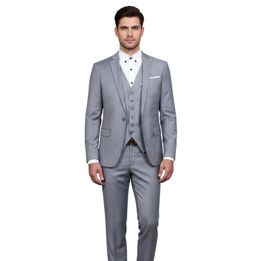 Mężczyzna stoi twarzą do przodu, ubrany w jasnoszary garnitur Arkadya Outlet trzyczęściowy męski dwurzędowe zapięcie kieszeni z białą koszulą i bez krawata na białym tle.