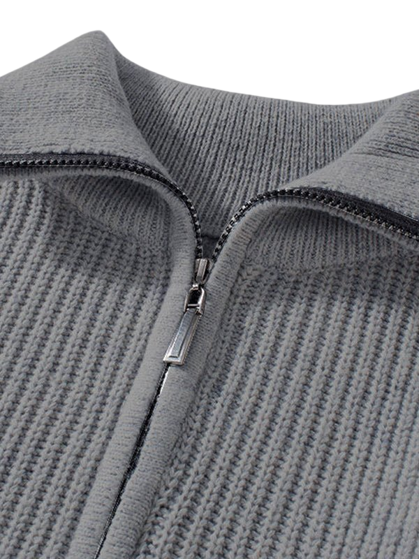 Szary męski sweter dzianinowy o prążkowanej strukturze, luźny fason, kołnierz z zamkiem, długi rękaw