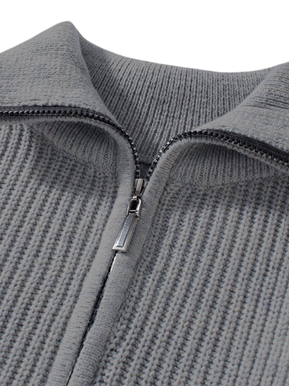 Szary męski sweter dzianinowy o prążkowanej strukturze, luźny fason, kołnierz z zamkiem, długi rękaw
