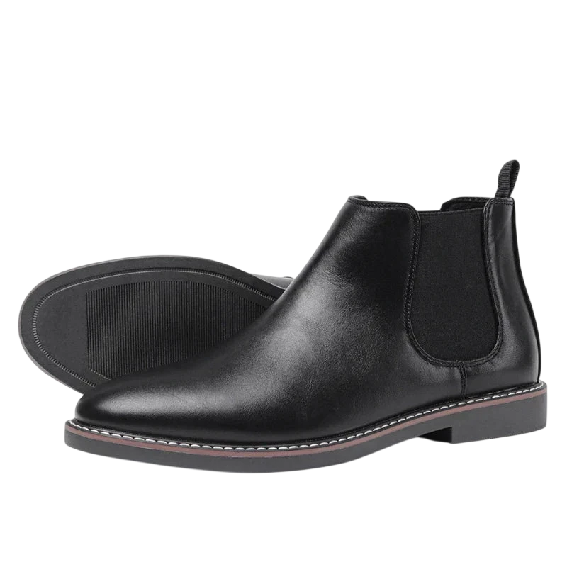 Arkadya Outlet Botki męskie wsuwane sztyblety zimowe zamknięta forma to czarne skórzane botki Chelsea z elastycznymi panelami bocznymi, zakładkami, niskim obcasem i szytą podeszwą, pokazane na białym tle.