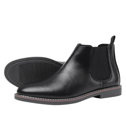 Arkadya Outlet Botki męskie wsuwane sztyblety zimowe zamknięta forma to czarne skórzane botki Chelsea z elastycznymi panelami bocznymi, zakładkami, niskim obcasem i szytą podeszwą, pokazane na białym tle.