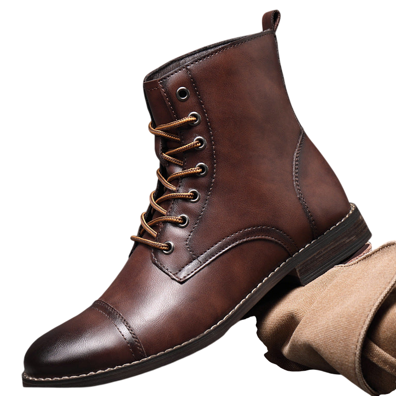 Arkadya Outlet Buty męskie wysoka cholewka z wiązaniem pełna wysokość to stylowe brązowe skórzane sznurowane buty z noskiem w szpic i przeszytymi detalami, pokazane na szarej siatkowej powierzchni z beżowym materiałem pod spodem.