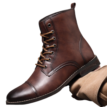 Arkadya Outlet Buty męskie wysoka cholewka z wiązaniem pełna wysokość to stylowe brązowe skórzane sznurowane buty z noskiem w szpic i przeszytymi detalami, pokazane na szarej siatkowej powierzchni z beżowym materiałem pod spodem.