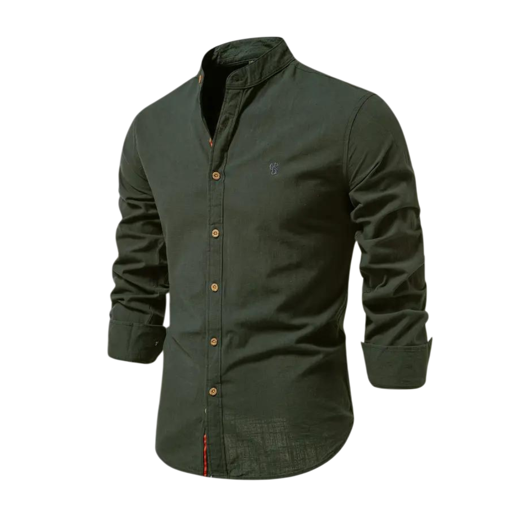 Arkadya Outlet Koszula męska kołnierz stójka długi rękaw krój regularny, w kolorze ciemnozielonym z haftowanym logo na piersi, jest pokazany na rozmytym tle wewnątrz - idealny do noszenia na co dzień.