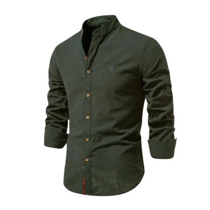 Arkadya Outlet Koszula męska kołnierz stójka długi rękaw krój regularny, w kolorze ciemnozielonym z haftowanym logo na piersi, jest pokazany na rozmytym tle wewnątrz - idealny do noszenia na co dzień.