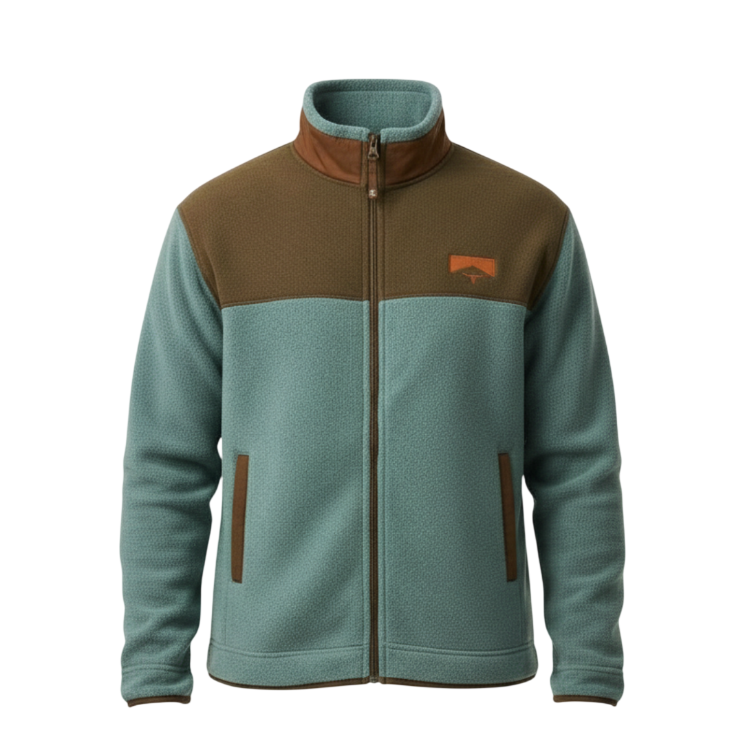 Kurtka Męska Prosty Krój marki Arkadya Outlet to jasnoniebiesko-brązowa kurtka polarowa z długimi rękawami, stójką, brązowymi akcentami i pomarańczowym logo górskim na piersi, pokazana na jednolitym jasnym tle.