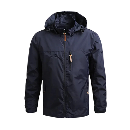 Arkadya Outlet Kurtka wiatrówka męska lekka z kapturem na pełny zamek w kolorze granatowym posiada przedni zamek błyskawiczny, kieszenie na piersi i po bokach, regulowane sznurki do ściągania kaptura oraz brązowe zamki błyskawiczne, pokazane na białym tle.