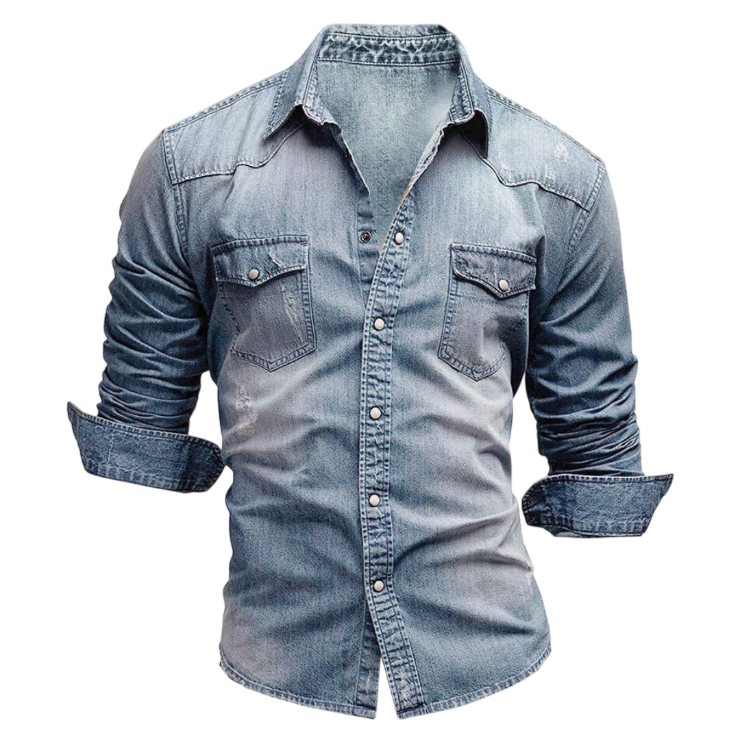 Arkadya Outlet Koszula Męska Długi Rękaw Slim Fit Z Kieszeniami Zapinana w kolorze jasnoniebieskiego denimu ma podwinięte rękawy i dwie kieszenie na piersi z klapką na guziki, pokazane na jednolitym szarym tle.