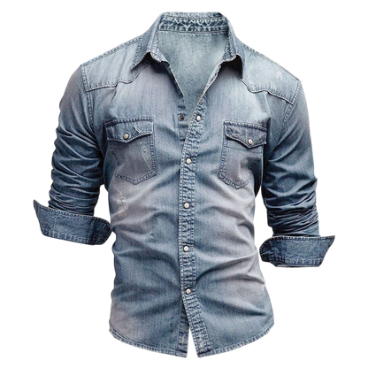 Arkadya Outlet Koszula Męska Długi Rękaw Slim Fit Z Kieszeniami Zapinana w kolorze jasnoniebieskiego denimu ma podwinięte rękawy i dwie kieszenie na piersi z klapką na guziki, pokazane na jednolitym szarym tle.