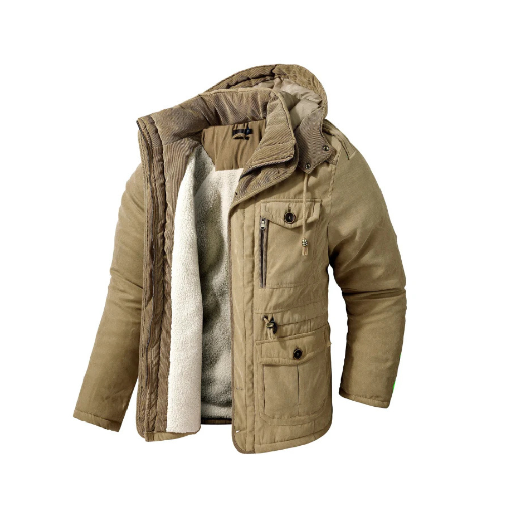 Kurtka Bomberka Męska Zimowa marki Arkadya Outlet posiada kaptur, liczne kieszenie z przodu oraz pluszową podszewkę z białego polaru. Otwarta, aby pokazać przytulne wnętrze i stylową opaleniznę na zewnątrz, jest idealnym wyborem dla męskiej odzieży wierzchniej.