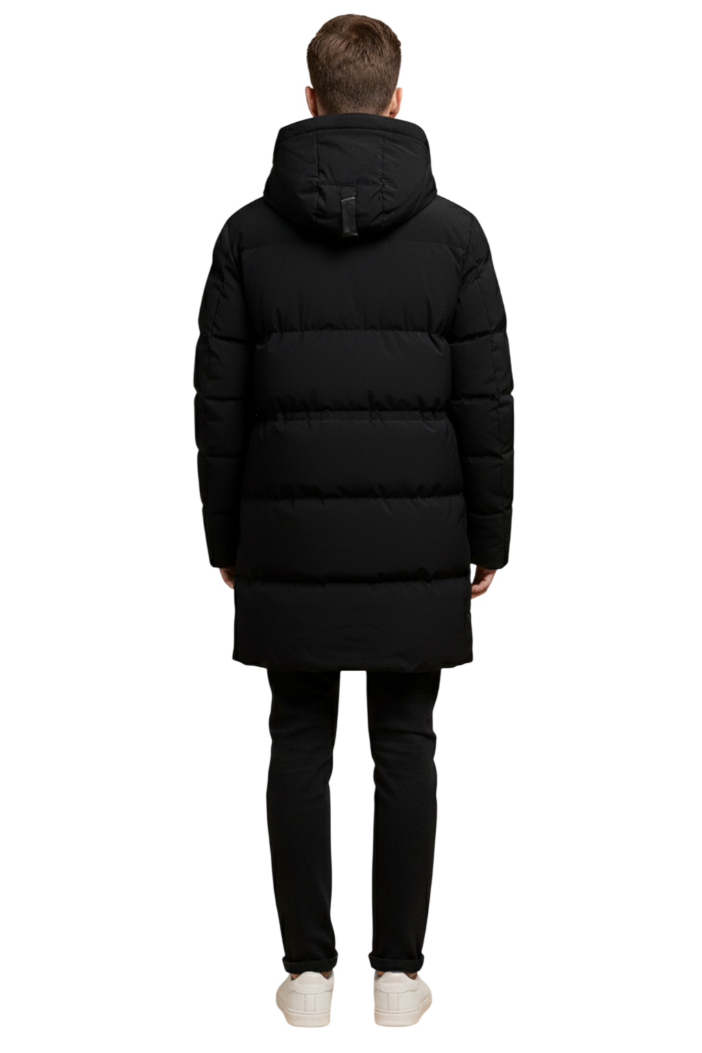 Osoba stojąca pewnie w Arkadya Outlet Kurtka Parka Męska Długa Pikowana z Kapturem Zimowa Ochronna, ciesząc się zarówno stylem, jak i komfortem w tej ciepłej, ochronnej kurtce zimowej.