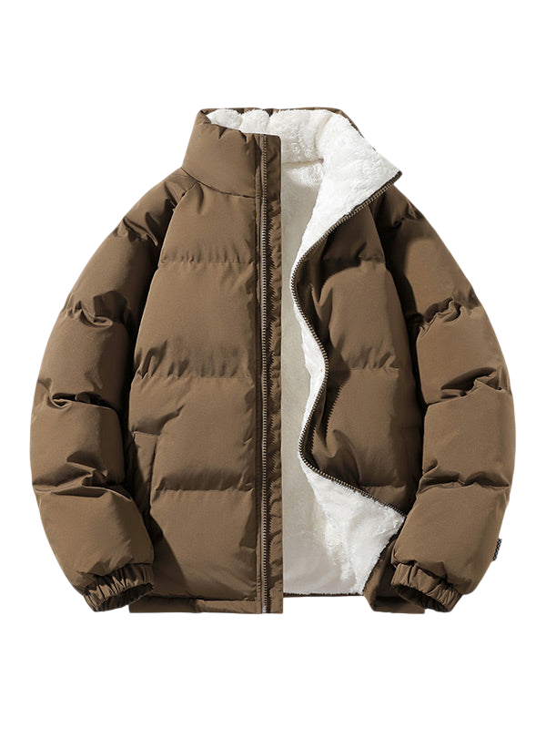 Kurtka Męska Pikowana Konstrukcja Z Przymocowanym Kapturem marki Arkadya Outlet to brązowy puffer z wysokim kołnierzem, elastycznymi mankietami, białą pluszową polarową podszewką i częściowo rozpinanym przodem, przedstawiony na jasnoszarym tle.