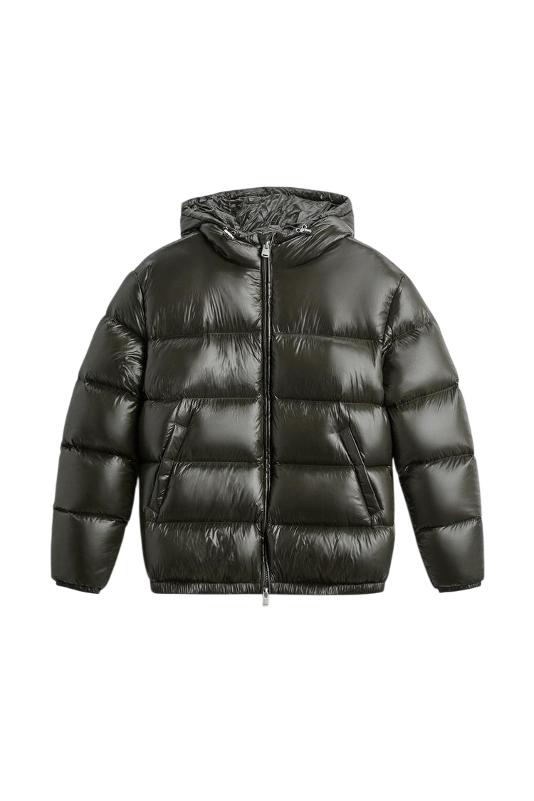 Arkadya Outlet Kurtka Pikowana Męska Krótka Długość Konstrukcja Komorowa to błyszcząca czarna męska kurtka pikowana z kapturem, zamkiem z przodu i dwiema bocznymi kieszeniami, pokazana na gładkim białym tle.