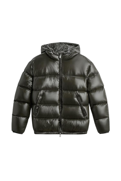 Arkadya Outlet Kurtka Pikowana Męska Krótka Długość Konstrukcja Komorowa to błyszcząca czarna męska kurtka pikowana z kapturem, zamkiem z przodu i dwiema bocznymi kieszeniami, pokazana na gładkim białym tle.