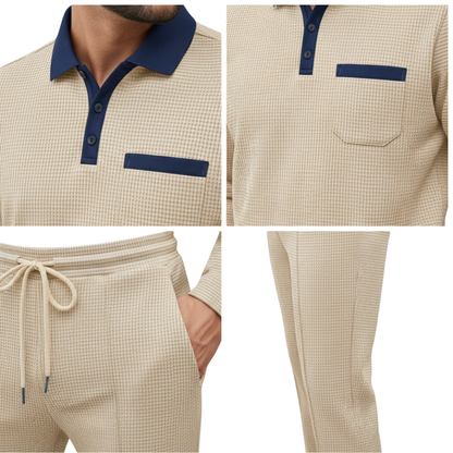 Komplet dresowy męski dwuczęściowy długi rękaw od Arkadya Outlet to beżowy teksturowany zestaw z niebieskim kołnierzykiem, guzikami, kieszenią na piersi, ściągaczem w pasie i spodniami z prostymi nogawkami pokazanymi na czterech zbliżeniach.