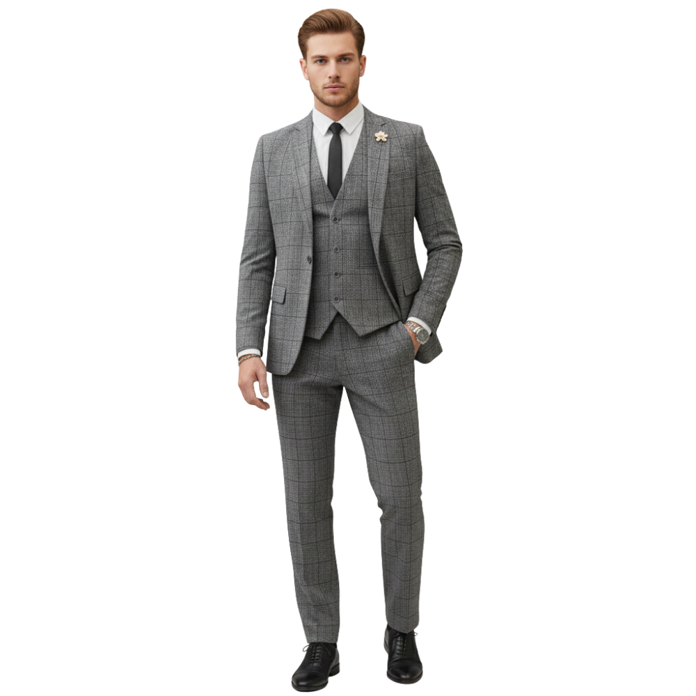 Mężczyzna w Arkadya Outlet Komplet Garniturowy Męski Trzyczęściowy Marynarka w szarej kratce z białą koszulą, czarnym krawatem, czarnymi butami, spinką do klapy i zegarkiem na rękę stoi na białym tle. Ma krótkie włosy.