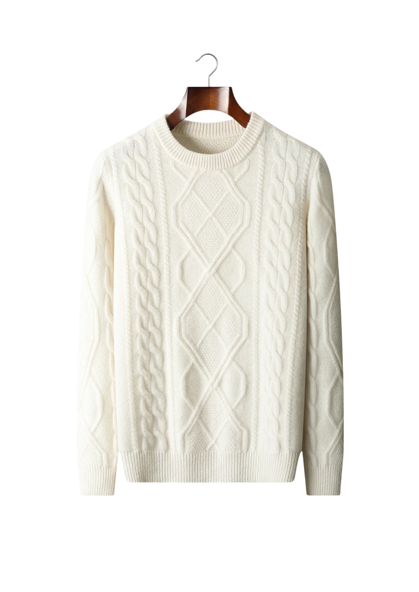 Sweter męski Arkadya Outlet, kremowy, o standardowym kroju i całoroczny, z okrągłym dekoltem i splotem warkoczowym, zakończony ściągaczami; prezentowany na drewnianym wieszaku na białym tle.