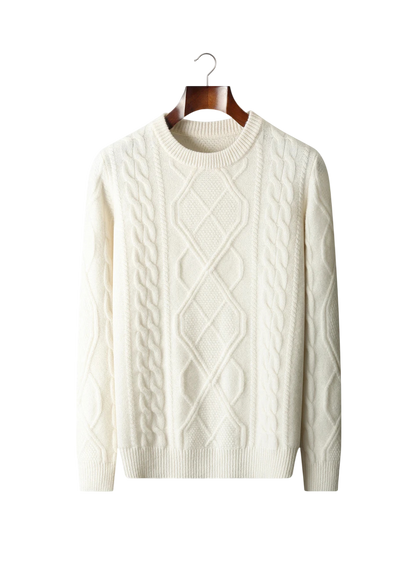 Sweter męski Arkadya Outlet, kremowy, o standardowym kroju i całoroczny, z okrągłym dekoltem i splotem warkoczowym, zakończony ściągaczami; prezentowany na drewnianym wieszaku na białym tle.