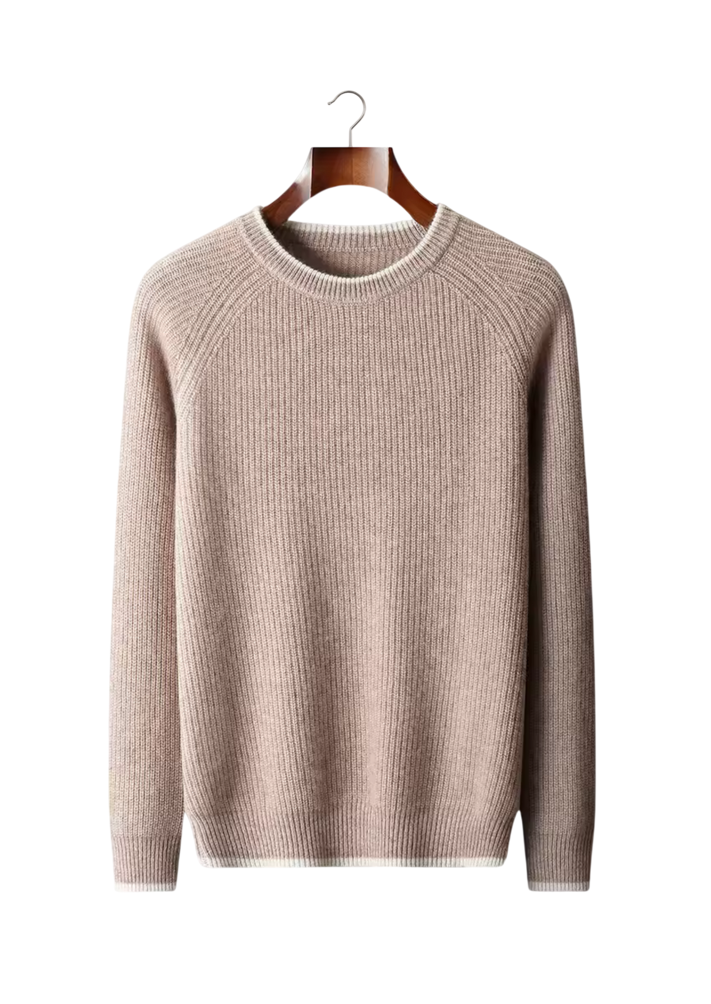 Beżowy Sweter męski dekolt okrągły prążkowana dzianina standardowy krój marki Arkadya Outlet, z długim rękawem, prezentowany na drewnianym wieszaku na białym tle.