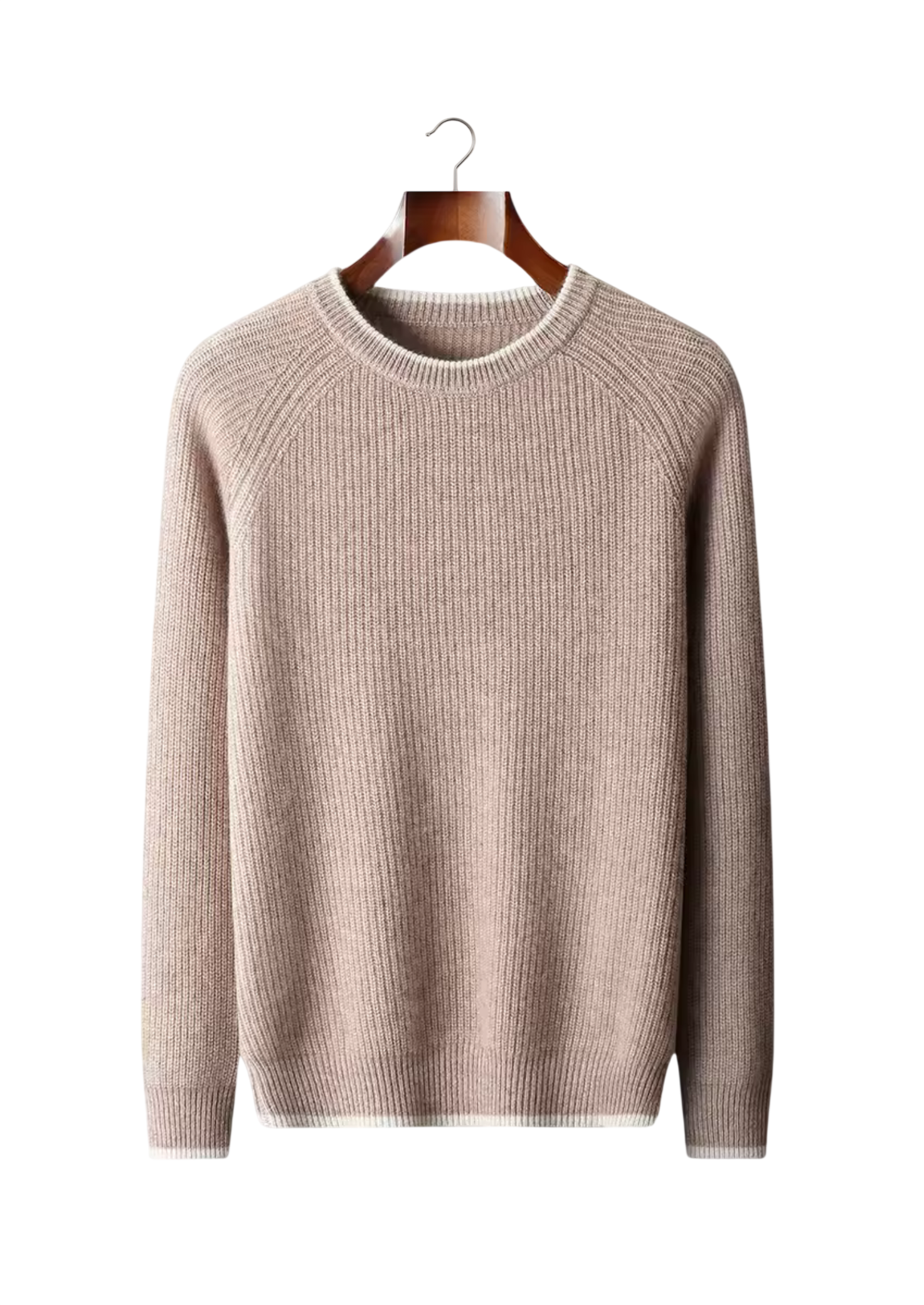 Beżowy Sweter męski dekolt okrągły prążkowana dzianina standardowy krój marki Arkadya Outlet, z długim rękawem, prezentowany na drewnianym wieszaku na białym tle.