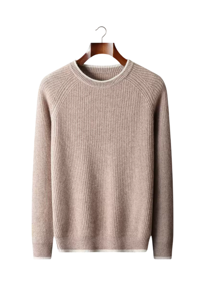 Beżowy Sweter męski dekolt okrągły prążkowana dzianina standardowy krój marki Arkadya Outlet, z długim rękawem, prezentowany na drewnianym wieszaku na białym tle.