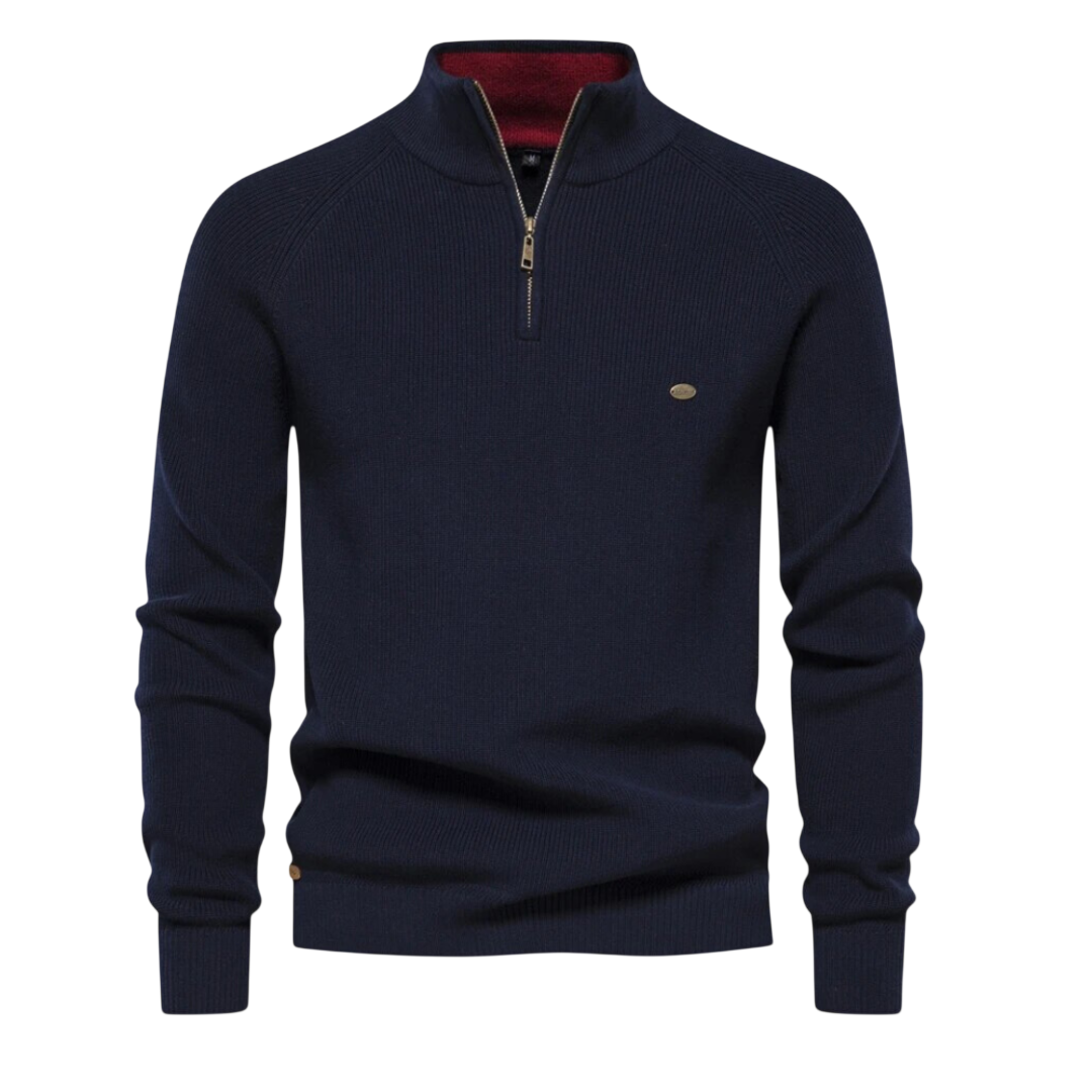 Granatowy męski sweter dzianinowy z zamkiem; ujęcie na modelu z przodu.