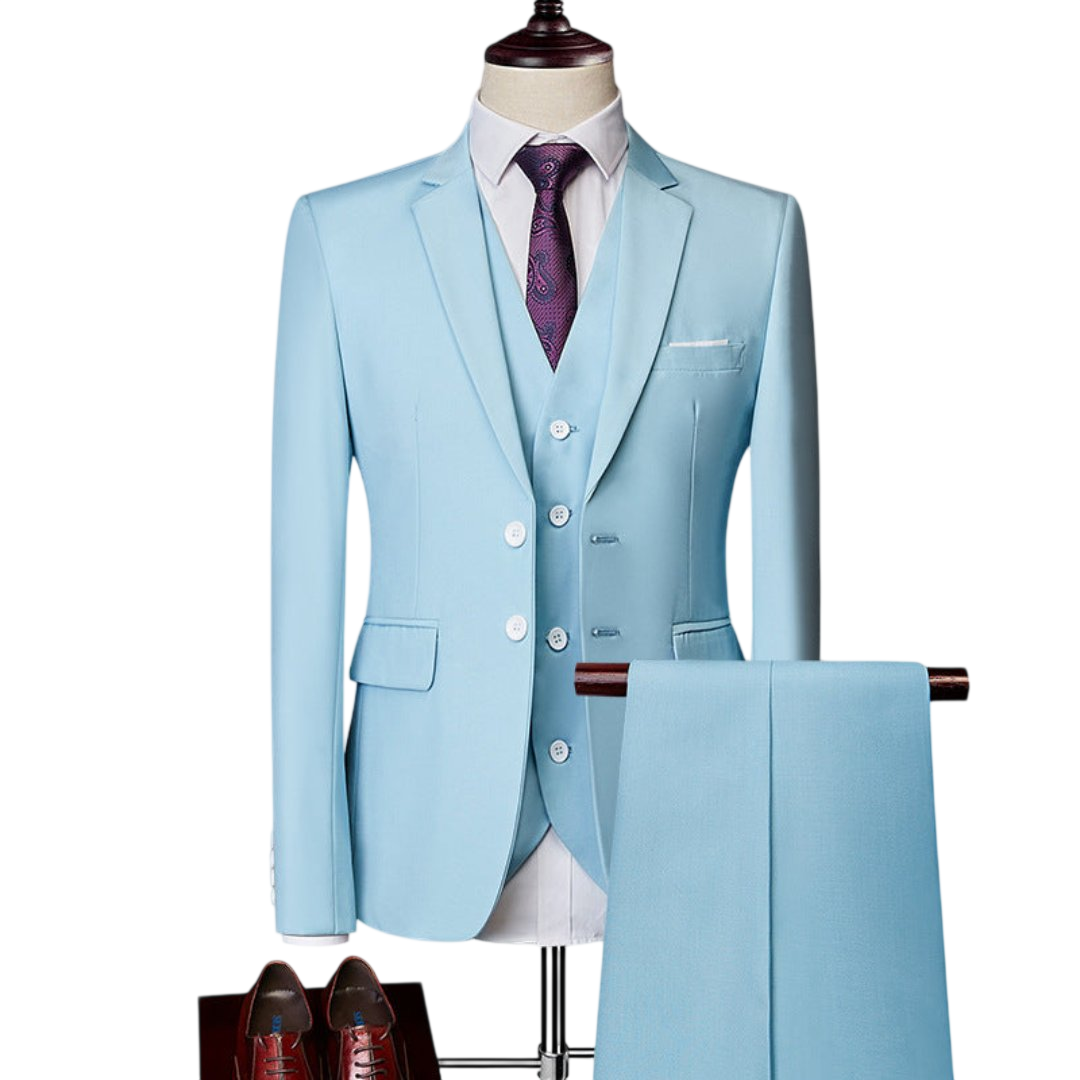 Manekin prezentuje Arkadya Outlet Komplet trzyczęściowy męski dopasowany zestaw odzieży z białą koszulą i wzorzystym fioletowym krawatem. Dopasowane spodnie wiszą obok, a brązowe buty są umieszczone poniżej, tworząc formalny wygląd.