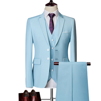 Manekin prezentuje Arkadya Outlet Komplet trzyczęściowy męski dopasowany zestaw odzieży z białą koszulą i wzorzystym fioletowym krawatem. Dopasowane spodnie wiszą obok, a brązowe buty są umieszczone poniżej, tworząc formalny wygląd.