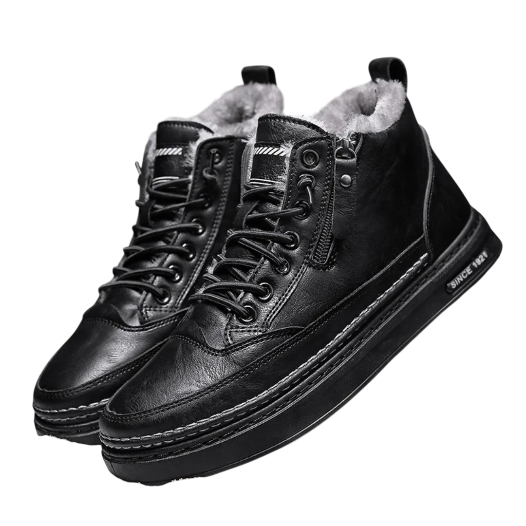 Para butów Arkadya Outlet Botki męskie sznurowane z bocznym zamkiem na wysokość kostki z czarnej skóry, z grubymi podeszwami i widoczną białą polarową wyściółką, prezentowana na piasku na ciemnym, teksturowanym tle.