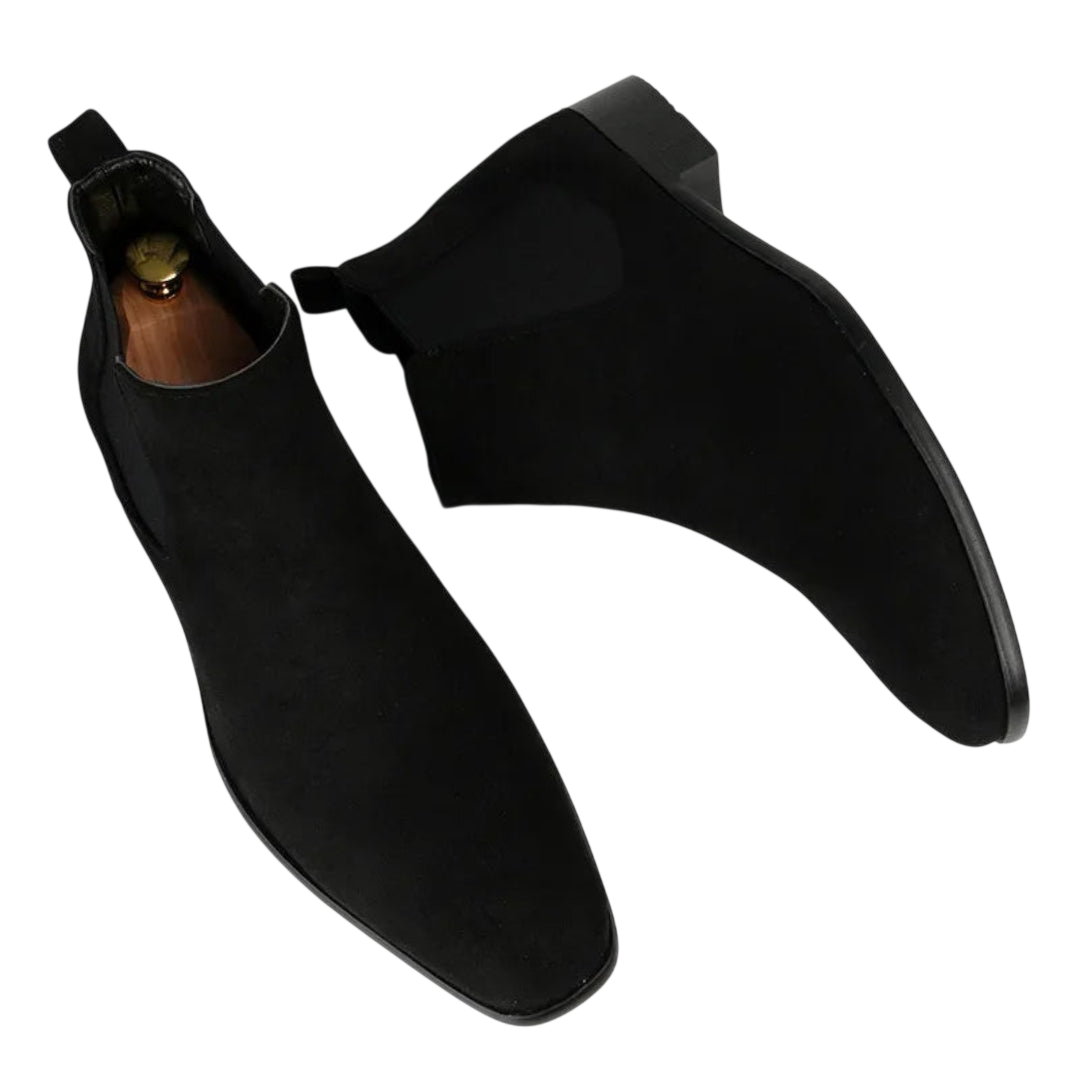 Para Arkadya Outlet botki męskie wsuwane z kwadratowym noskiem i niskim obcasem są pokazane-jeden z prawidłem, drugi na boku; klasyczne, stylowe i wygodne botki do kostki.