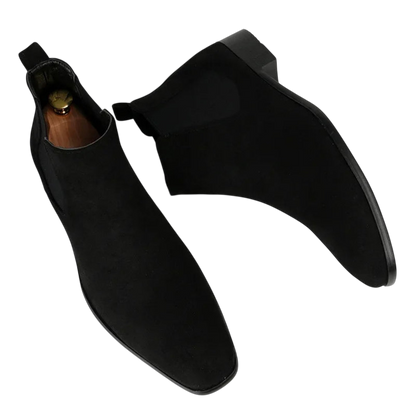 Para Arkadya Outlet botki męskie wsuwane z kwadratowym noskiem i niskim obcasem są pokazane-jeden z prawidłem, drugi na boku; klasyczne, stylowe i wygodne botki do kostki.