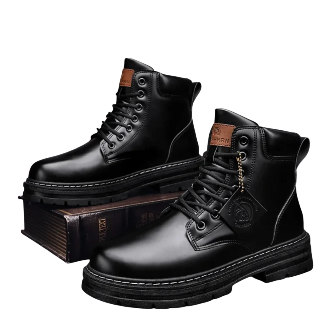 Para Arkadya Outlet Buty zimowe męskie sznurowane zamknięta forma gruba podeszwa jest prezentowana: jeden but spoczywa na ułożonych książkach, drugi siedzi płasko z markową metką przymocowaną do sznurówek.