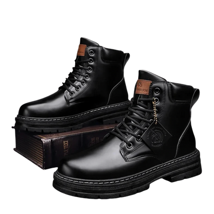 Para Arkadya Outlet Buty zimowe męskie sznurowane zamknięta forma gruba podeszwa jest prezentowana: jeden but spoczywa na ułożonych książkach, drugi siedzi płasko z markową metką przymocowaną do sznurówek.