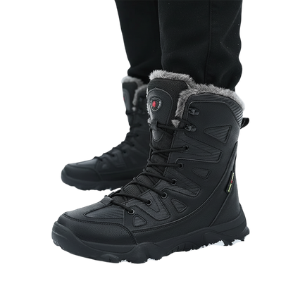 Osoba ubrana w czarne Arkadya Outlet Męskie buty zimowe wodoodporne ocieplane obuwie stoi na śniegu, a za nią rozmazane śnieżne evergreeny. Buty wyglądają solidnie i zapewniają niezawodną izolację w zimowych warunkach.